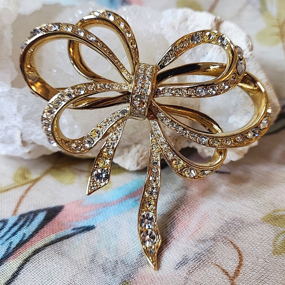 KJL for Avon Kenneth J Lane Vintage Gold Tone Huge Bow Ribbon Rhinestone Brooch - Picture 10 of 11